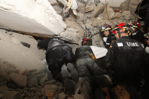 Equipo de rescate de la UME trabajando en el Hotel Christopher.