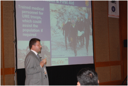 El oficial de enlace de la UME durante su ponencia en el Taller Internacional.