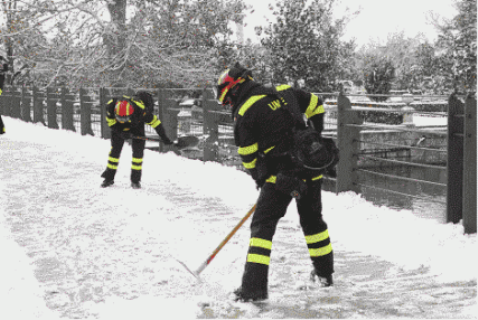 Personal de la UME retirando nieve en la localidad madrile&ntilde;a de Aranjuez.