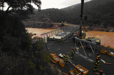 Ingenieros del BIEM I montando el puente modelo Mabey de estructura met&aacute;lica.