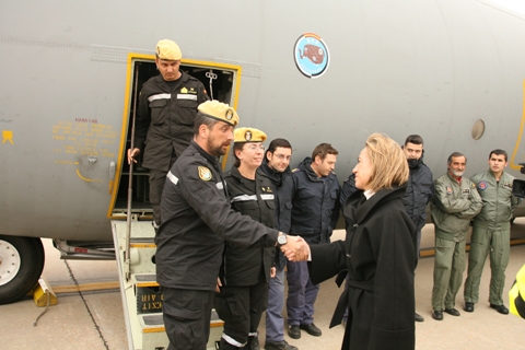 Ministra de Defensa recibi&oacute; en la Base A&eacute;rea de Torrej&oacute;n al contingente