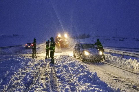 La unidades intervinientes contaron con cuñas quitanieves para apertura de viales y rescate de vehículos