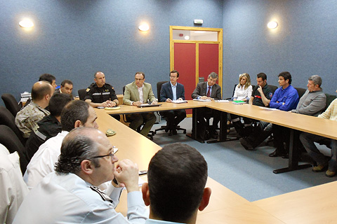 Reuni&oacute;n de las autoridades de Murcia y de las Fuerzas Armadas responsables ante emergencias de tipo tecnol&oacute;gico.