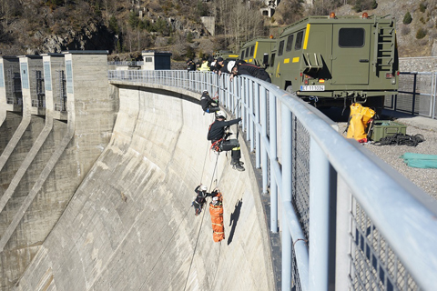 La Unidad Militar de Emergencias realiza un ejercicio de rescates en alta montaña en el Pirineo Aragonés