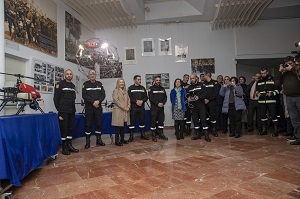 La ministra Robles ha conocido las últimas adquisiciones y ha asistido a un simulacro en directo del vuelo de un dron para estructuras colapsadas, el Elios 2