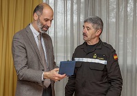 El Jefe de la Unidad Militar de Emergencias ha obsequiado al subdirector adjunto del MAPAMA con una réplica de la boina amarilla de la UME