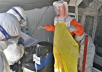 Chequeo del procedimiento de descontaminación del personal que ha estado en contacto con el supuesto infectado