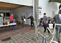 Descarga de alimentos por personal del MCANA