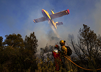 se ha colaborado con los Bombers de la Generalitat de Catalunya en tareas como ataque directo al fuego y tendido de manguera.