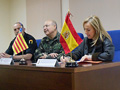 El coronel jefe de la base 'Jaime I', Miguel Manuel Pareja, junto a la secretaria autonómica de la Consejería de Gobernación y Justicia de la Comunidad Valenciana, Asunción Quinzá, y el jefe del BIEM III, Juan Carlos Olalla, durante la inauguración del seminario.