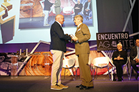 Conscientes del valor de este reconocimiento, el propio jefe de la UME, teniente general Alcañiz, recogió el trofeo de manos del presidente AGFITEL, Anastasio de Gracia.
