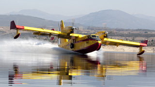 Un UD-13/14 “Canadair”, del 43 Grupo de Fuerzas Aéreas carga agua en el embalse de El Atazar