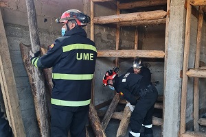 Con estos ejercicios se mejora la preparación para actuar en derrumbes y seísmos empleando materiales disponibles en la zona de la emergencia