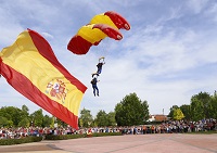 Salto paracaidista a cargo de la Patrulla Acrobática Paracaidista del Ejército del Aire (PAPEA)