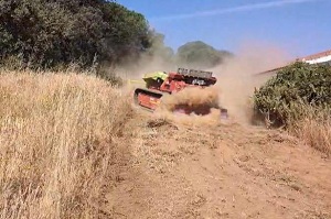 Sobre el terreno destacaron los trabajos especializados de la maquinaria pesada de ingenieros apoyados por el dron terrestre 