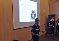 El teniente coronel Rodolfo Arroyo de la Rosa impartiendo su conferencia “El enlace en las emergencias, fuerte y claro”