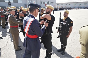 El acto ha comenzado con la imposición de condecoraciones