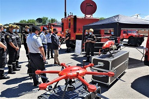 La comitiva realizó un recorrido por una exposición estática de material en la que se incluyeron medios RPAS del Batallón de Transmisiones