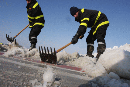 Personal del BIEM I retirando nieve en el aeropuerto de Barajas.