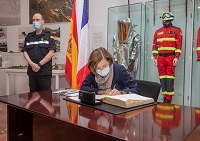 Foto de familia en la puerta del Cuartel General de la UME