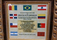 Los alumnos pertenecientes a las Fuerzas Armadas de otros paises quisieron agradecer los valiosos conocimientos aprendidos mediante la entrega de una placa de agradecimiento