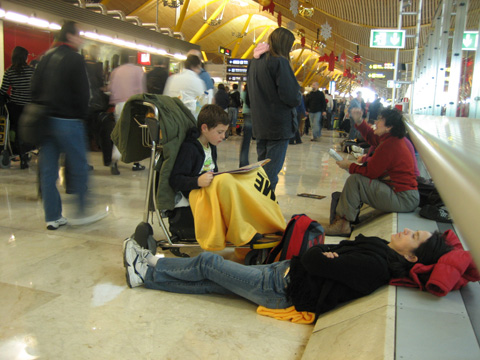 La UME reparte mantas y agua a los afectados por el paro de los controladores aéreos
