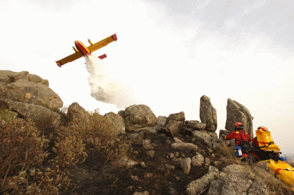 Medios aéreos y terrestres en el incendio forestal en Collado Mediano (Madrid)