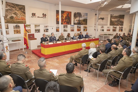 Autoridades y alumnos en la entrega de Acreditaciones PEAC