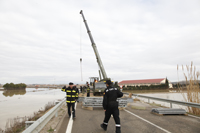 Instalación del puente tipo MABEY para dar acceso a la localidad de Boquiñeni