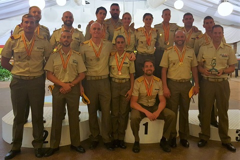 EL equipo al completo de la UME posa con los trofeos conseguidos en el XVIII Campeonato Nacional Militar de Salvamenteo y Socorrismo