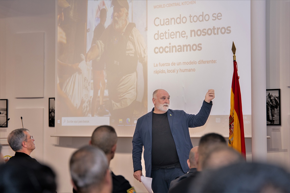 Ante un auditorio lleno, el cocinero espa&ntilde;ol explic&oacute; el lema que gu&iacute;a su misi&oacute;n: &ldquo;Cuando todo se detiene, nosotros cocinamos&rdquo;.