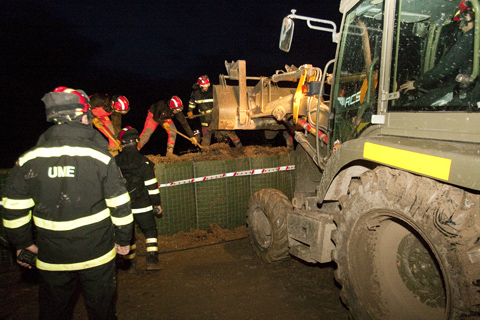 Efectivos de la UME intervienen en las inundaciones provocadas por el desbordamiento del río Genil
