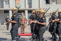 Tras finalizar el acto , las fuerzas participantes desfilaron delante del Teniente General Meijide