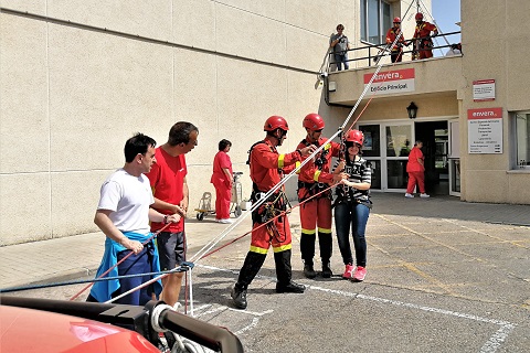 Evacuaci&oacute;n por medio de una tirolina de personal aislado en una azotea