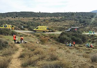 Mientras, desde tierra, las ambulancias del SUMMA 112 Madrid y de la UME realizaban labores de traslado, el personal sanitario atendiá en primera instancia a las supuestas víctimas