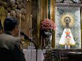 El jefe de la UME, teniente general César Muro, asiste a la misa oficiada en la Basílica de Nuestra Señora del Pilar, donde la 'Pilarica' lleva el manto ofrecido por la UME el año pasado.