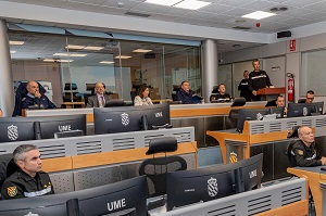 La ministra se ha dirigido al Centro de Operaciones Conjunto (JOC, por sus siglas en inglés), situado en el Cuartel General de la UME, para repasar todo lo acontecido en 2023 de mano del Jefe de la UME, general Francisco Javier Marcos Izquierdo