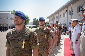 Durante el acto fueron condecorados representantes del Ejército de Tierra, la Armada, el Ejército del Aire y del Espacio, la Guardia Real, la Unidad Militar de Emergencias (UME), la Inspección General de Sanidad y personal civil