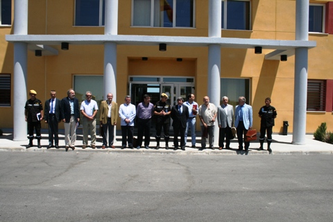 En la Entrada al Edificio de Mando