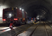 Un dispositivo conjunto entre Bomberos y UME formado por EMBAL autobombas y camión nodriza dieron al agua la potencia necesaria para recorrer hasta 2.000 metros hasta el exterior