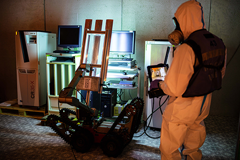 Personal del RAIEM realizando desinfecciones.