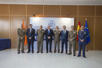 Autoridades civiles y militares asistentes al acto