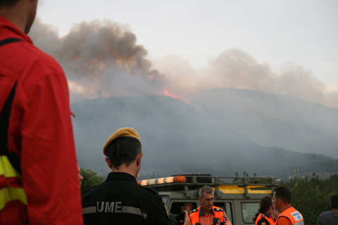 Más de 300 militares, ocho aviones apagafuegos y dos helicópteros de la UME colaboran en la extinción del incendio de Ibiza