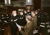 Ceremonia de clausura celebrada en la Academia de Infantería de Toledo, donde los alumnos recogen su título