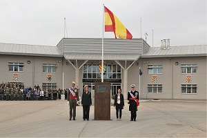 Tras el desfile, S.M. la Reina Doña Sofía inauguró una placa conmemorativa del XV aniversario de la entrega de la Enseña Nacional a la UME