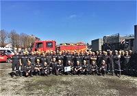 El equipo español posa con el certificado WSAR