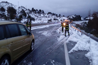 En la A-3, a la altura de Buñol, se han desplegado los militares del BIEM III que han trabajado en la apertura de la autovía y en el reparto de víveres y mantas en colaboración con la Cruz Roja de Valencia y Guardia Civil