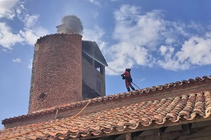 Se realizaron cometidos de ataque directo al fuego, ataque indirecto con máquinas y defensa de poblaciones para detener el avance de las llamas en un incendio en el que ha sido necesario intervenir en defensa de algunos bienes de interés cultural