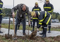 Al finalizar su visita el teniente general Miguel Alcañiz y el subdirector adjunto de Política Forestal del MAPAMA, Guillermo Fernández Centeno plataron un árbol