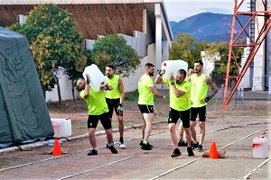 La prueba de Instrucción Física Operativa (IFO) está compuesta de recorridos cronometrados en los que se intercalarán ejercicios físicos derivados de las tareas del interviniente, realizadas de forma individual o colectiva